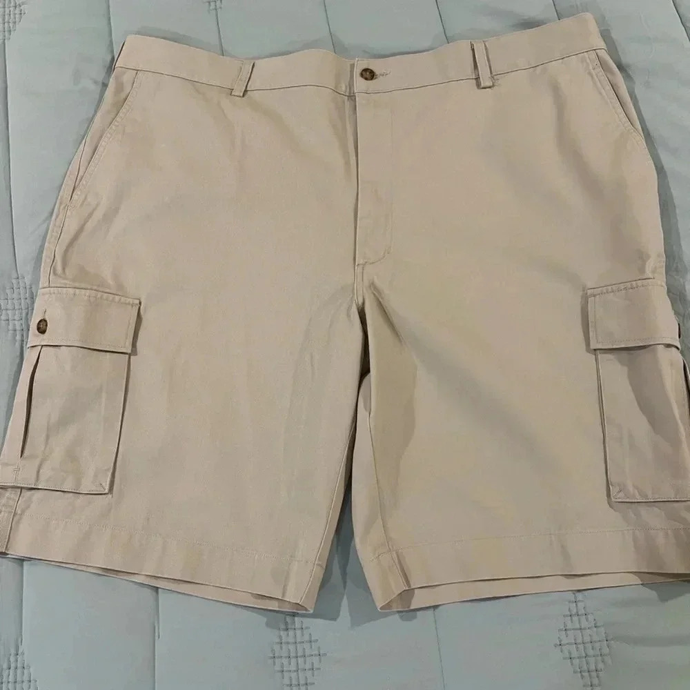 Jos A Bank NWT dress flat front cargo shorts. Stone colored. Size 44​